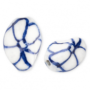 Perles en céramique torsadé avec fleur Blanc cassé-bleu de Delft