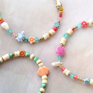 Sets d'inspiration Confectionnez des bracelets super cool avec les perles acryliques fleurs et thème marin  