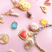 Sets d'inspiration Créez des colliers tendance avec des breloques en métal DQ avec émail