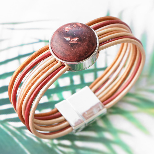 Des bracelets en cuir tons doux naturels