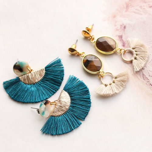 Boucles d'oreilles &agrave; franges avec pompons color&eacute;s