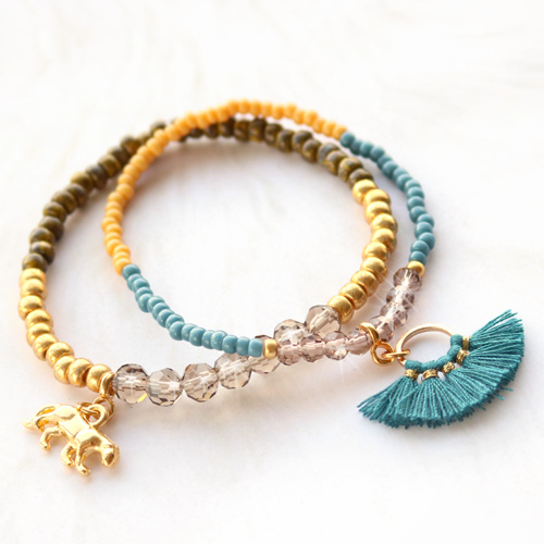 Bracelets fins de perles &agrave; facettes avec des nouvelles cartes &agrave; bijoux en th&egrave;me d&rsquo;hiver 