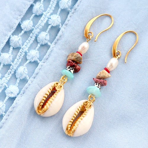 Pr&eacute;parez-vous pour la plage ! Fabriquez des bijoux avec des perles coquillage Cauri.
