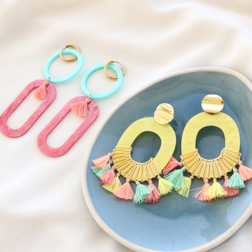 Laissez-vous inspirer : fabriquez des boucles d'oreilles avec des pendentifs en r&eacute;sine !