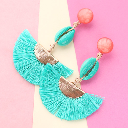 Boucles d&rsquo;oreilles color&eacute;es avec pompons, perles coquillage cauri et m&eacute;tal DQ