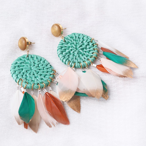 Bijoux festival avec plumes et pendentifs en rotin color&eacute;s