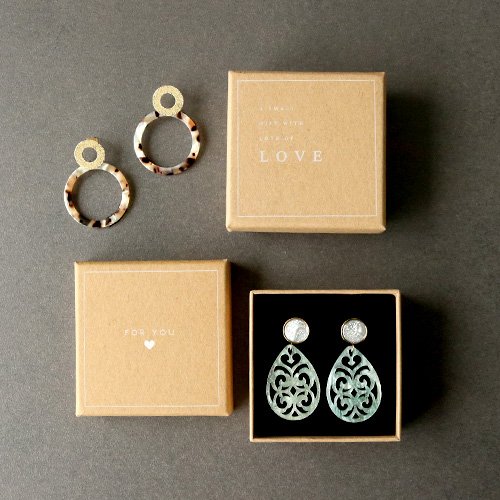 Fabriquez des boucles d&rsquo;oreilles XXL avec des pendentifs en r&eacute;sine