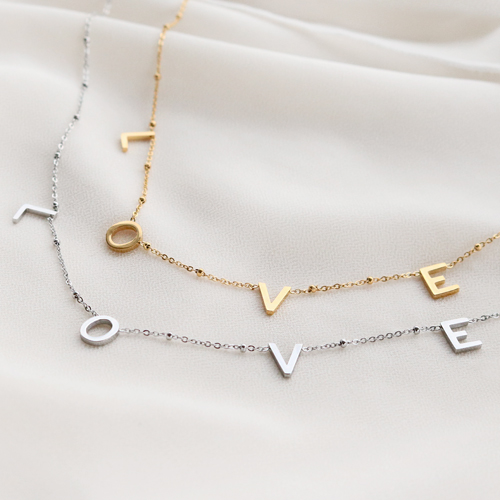 Et voici comment combiner les &eacute;l&eacute;ments de notre collection L-O-V-E et nos boucles d&rsquo;oreilles en acier inoxydable :