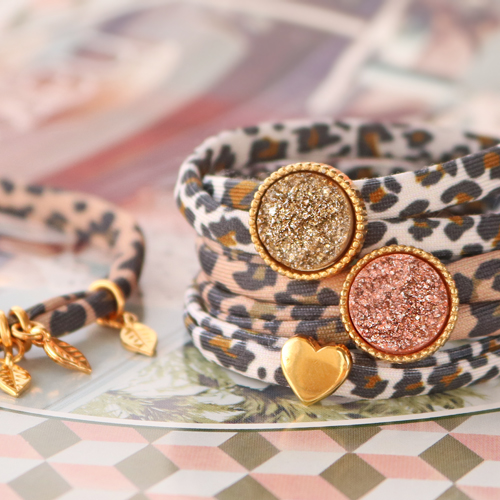 Fabriquez de jolis bracelets et des &eacute;lastiques &agrave; cheveux avec des rubans &eacute;lastiques cousus imprim&eacute; l&eacute;opard :