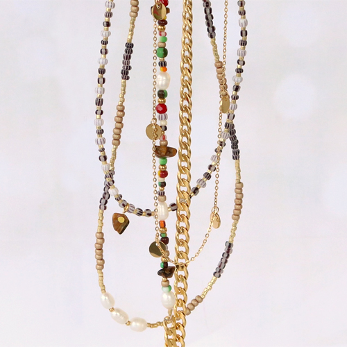 Confection de colliers avec des perles de rocailles en verre et des perles et breloques en acier inox : 