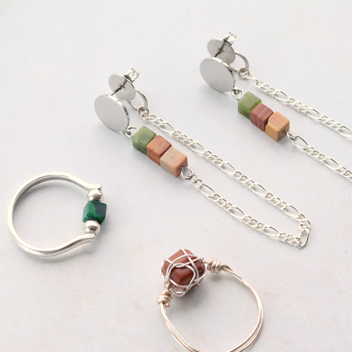 Cr&eacute;ez des boucles d&rsquo;oreilles et des bracelets raffin&eacute;s avec ces nouvelles perles en pierre naturelle cubes :