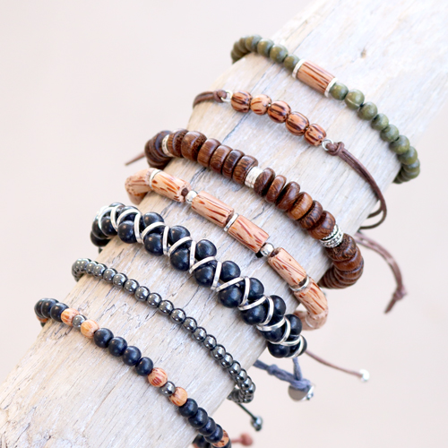 D&eacute;couvrez ici comment confectionner ces superbes bracelets avec des perles en bois : 