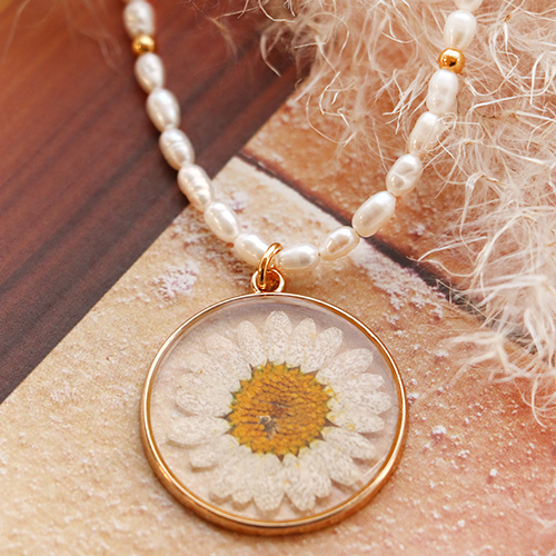Cr&eacute;ez les plus beaux bijoux avec des pendentifs fleurs s&eacute;ch&eacute;es !
