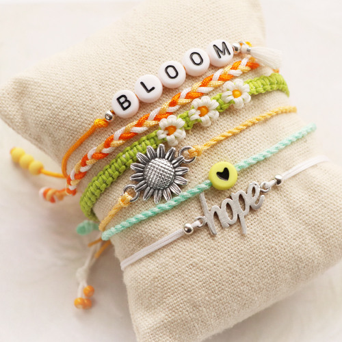Laissez-vous inspirer et cr&eacute;ez des bracelets d&rsquo;&eacute;t&eacute; tendance avec du fil macram&eacute; !  