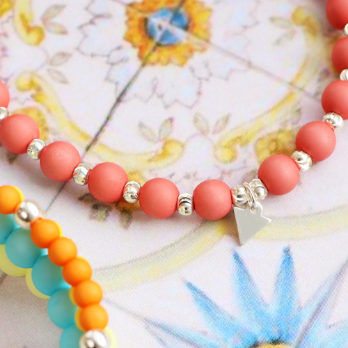 Confectionnez des bracelets multicolores avec des perles acryliques ! 