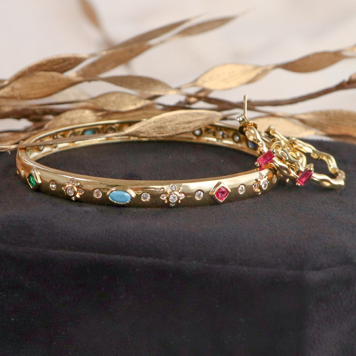 Soyez cr&eacute;atifs avec des breloques et bracelet &eacute;maill&eacute;s 