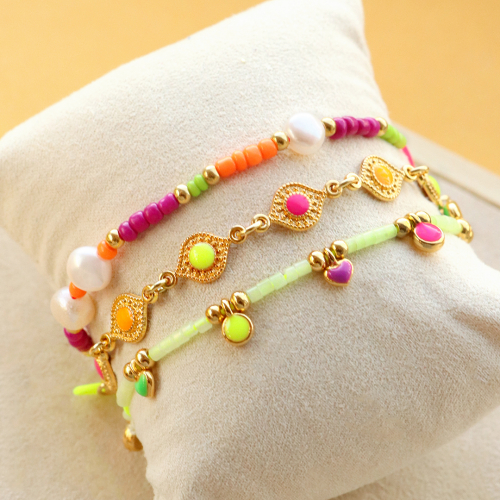 Cr&eacute;ez une collection de bijoux n&eacute;on