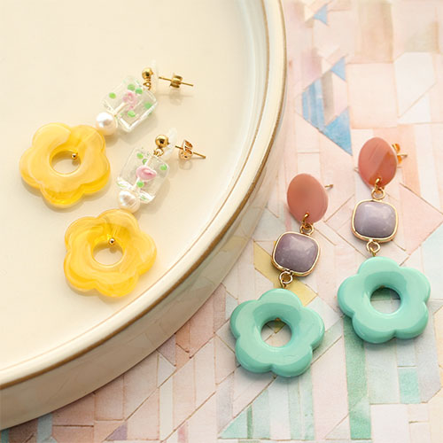 Comment int&eacute;grer des perles fleurs en acrylique &agrave; votre collection de printemps ?