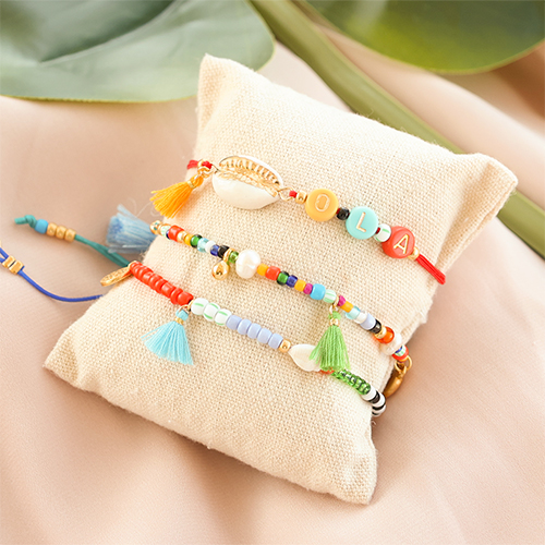 Comment incorporer des pompons aux bracelets et aux lani&egrave;res &agrave; lunettes ?