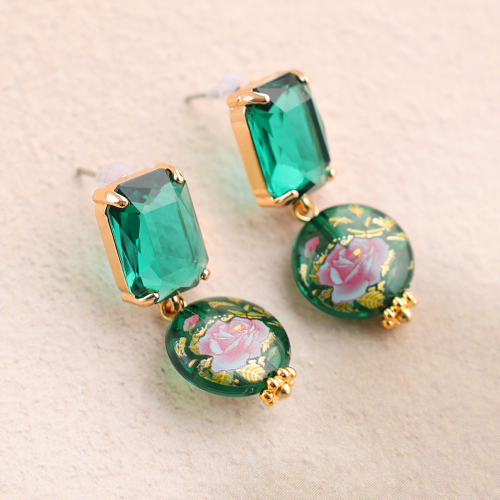 Cr&eacute;er des boucles d'oreilles d'&eacute;t&eacute; avec les perles en verre &agrave; fleurs 