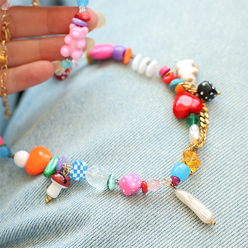 Inspiration de bijoux color&eacute;s avec des perles acryliques