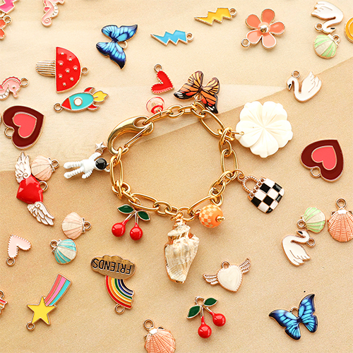 Mix & match avec des perles et breloques funky en m&eacute;tal