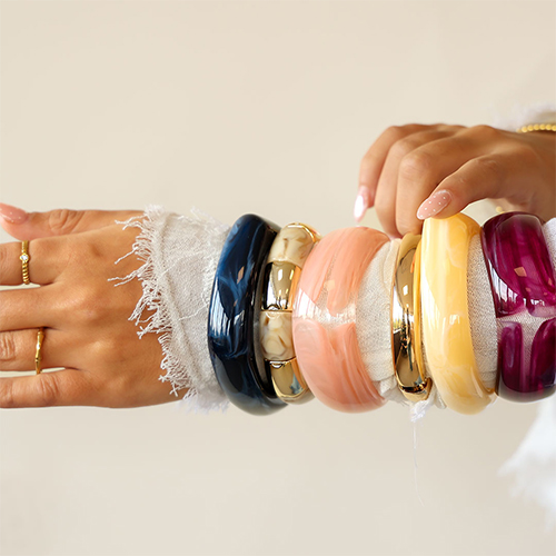 Associez les bracelets en r&eacute;sine aux bracelets en m&eacute;tal