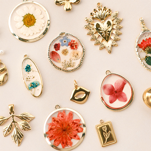 Cr&eacute;er des bijoux classiques avec des breloques aux fleurs s&eacute;ch&eacute;es