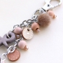 Des porte-cl&eacute;s intemporels avec pendentifs en cuir