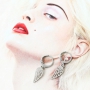 Summer proof ; des cordons &agrave; lunettes et des boucles d'oreilles minimalistes
