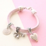 Des bracelets avec des articles du SUMMER SALE