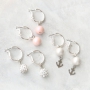 Bijoux avec des perles de strass et des perles acryliques nacr&eacute;es