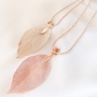 Colliers fins avec des pendentifs feuilles