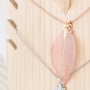 Colliers fins avec des pendentifs feuilles
