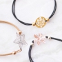 Bracelets et porte-cl&eacute;s avec magnifiques pendentifs boh&egrave;mes