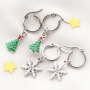 Bijoux de No&euml;l avec des breloques dor&eacute;es et argent&eacute;es.