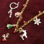 Bijoux de No&euml;l avec des breloques dor&eacute;es et argent&eacute;es.