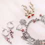 Bijoux de No&euml;l avec des breloques dor&eacute;es et argent&eacute;es.