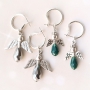 Petites anges en perles &agrave; facettes goutte + ailes en m&eacute;tal ! 