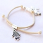 Bracelets &eacute;lastiques et colliers superpos&eacute;s avec des breloques en m&eacute;tal 