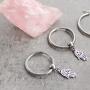 Boucles d&rsquo;oreilles et colliers avec appr&ecirc;ts en acier inox + breloques