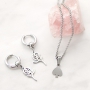 Boucles d&rsquo;oreilles et colliers avec appr&ecirc;ts en acier inox + breloques