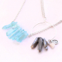Boucles d'oreilles et colliers avec des pierres naturelles en forme de goutte et du quartz 
