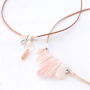 Boucles d'oreilles et colliers avec des pierres naturelles en forme de goutte et du quartz 