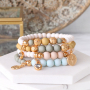 Bracelets et boucles d&rsquo;oreilles en couleurs botaniques et des d&eacute;tails dor&eacute;s  
