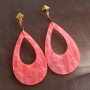 Boucles d&rsquo;oreilles statement avec pendentifs en r&eacute;sine 