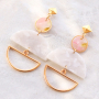 Boucles d&rsquo;oreilles statement avec pendentifs en r&eacute;sine 