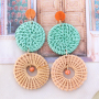 Boucles d&rsquo;oreilles festives avec pendentifs en rotin !