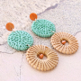 Boucles d&rsquo;oreilles festives avec pendentifs en rotin !