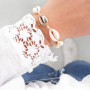 Pr&eacute;parez-vous pour la plage ! Fabriquez des bijoux avec des perles coquillage Cauri.